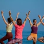 Cours de yoga à la plage