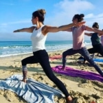 Cours de yoga à la plage